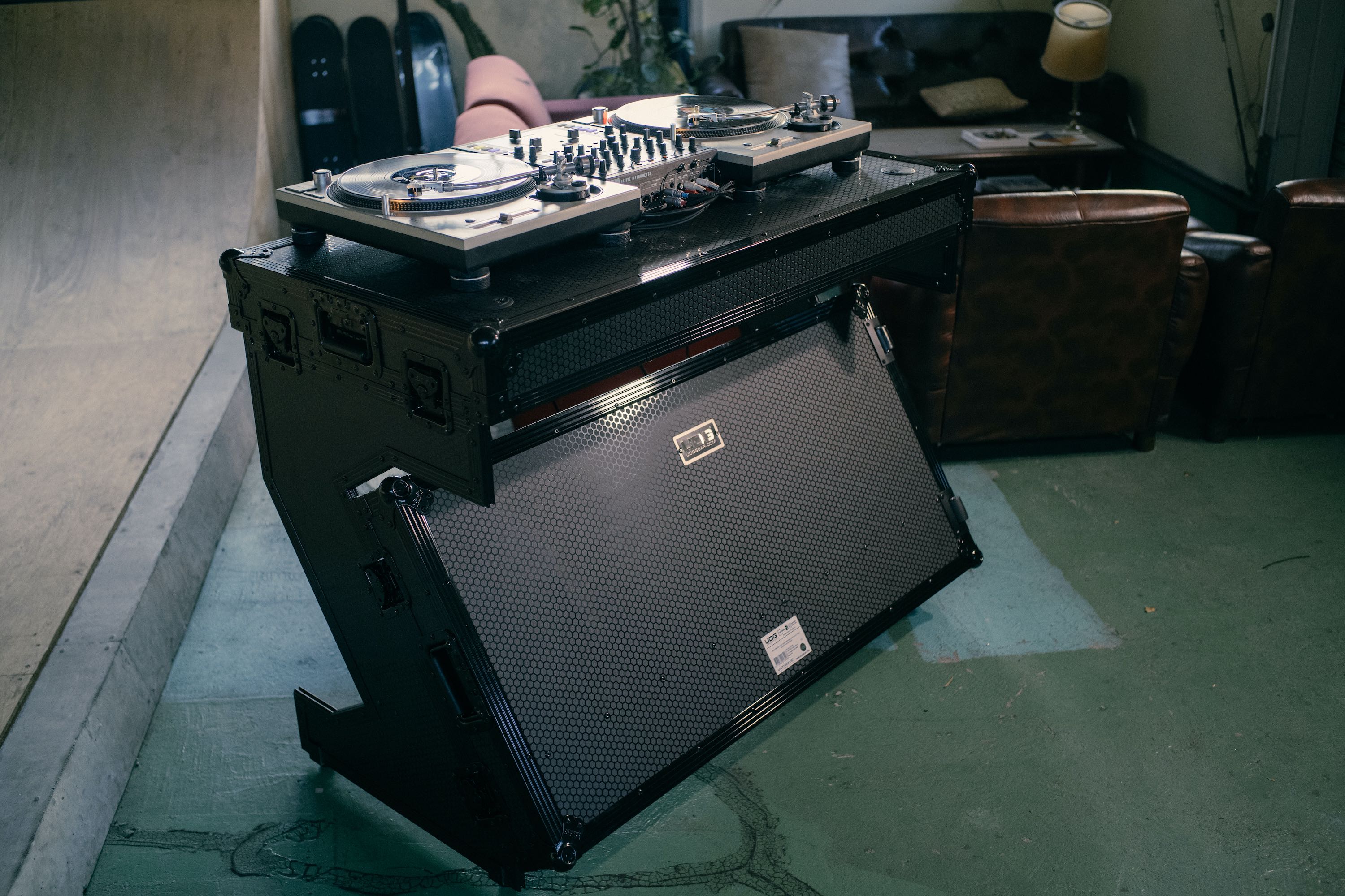 折りたたみ可能な本格DJテーブル UDG U91072BL レビュー – UDG Gear Tokyo