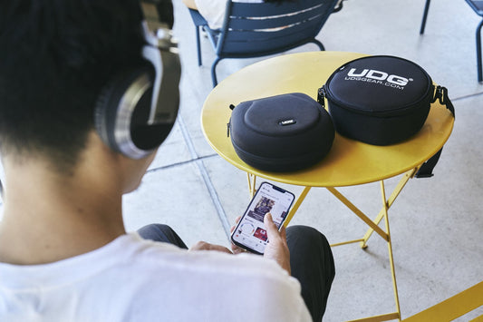 UDG U9950BLヘッドフォンバッグとU8200BLヘッドフォンハードケースがテーブルに並ぶ