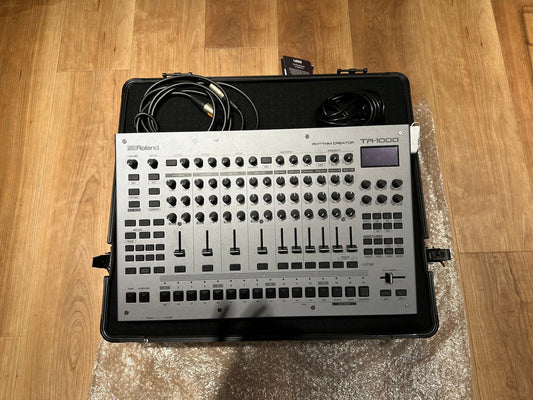 Roland TR-1000のケースはどうする？　 U93012BL（ピックフォームケース）に実機を置いてサイズ感を確認