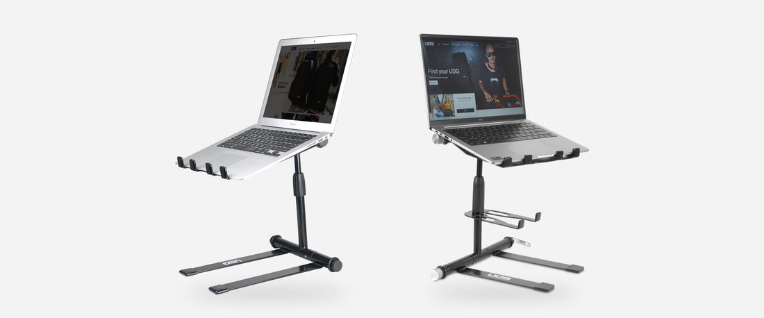 UDGのラップトップスタンド2モデル（U96111BLとU96113BL）にノートPCを載せて並べた写真