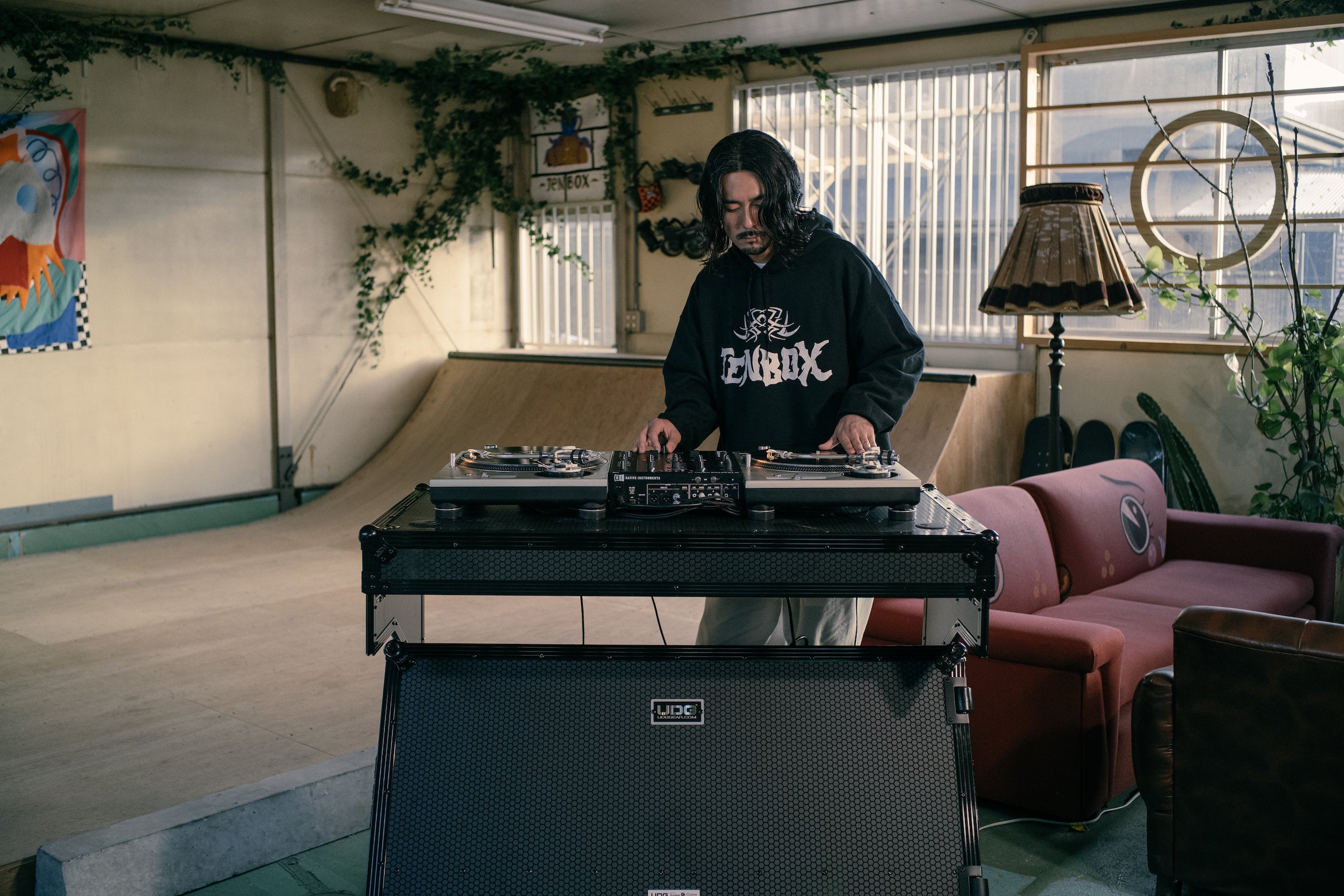 シーンを選ばない頑丈なDJテーブル