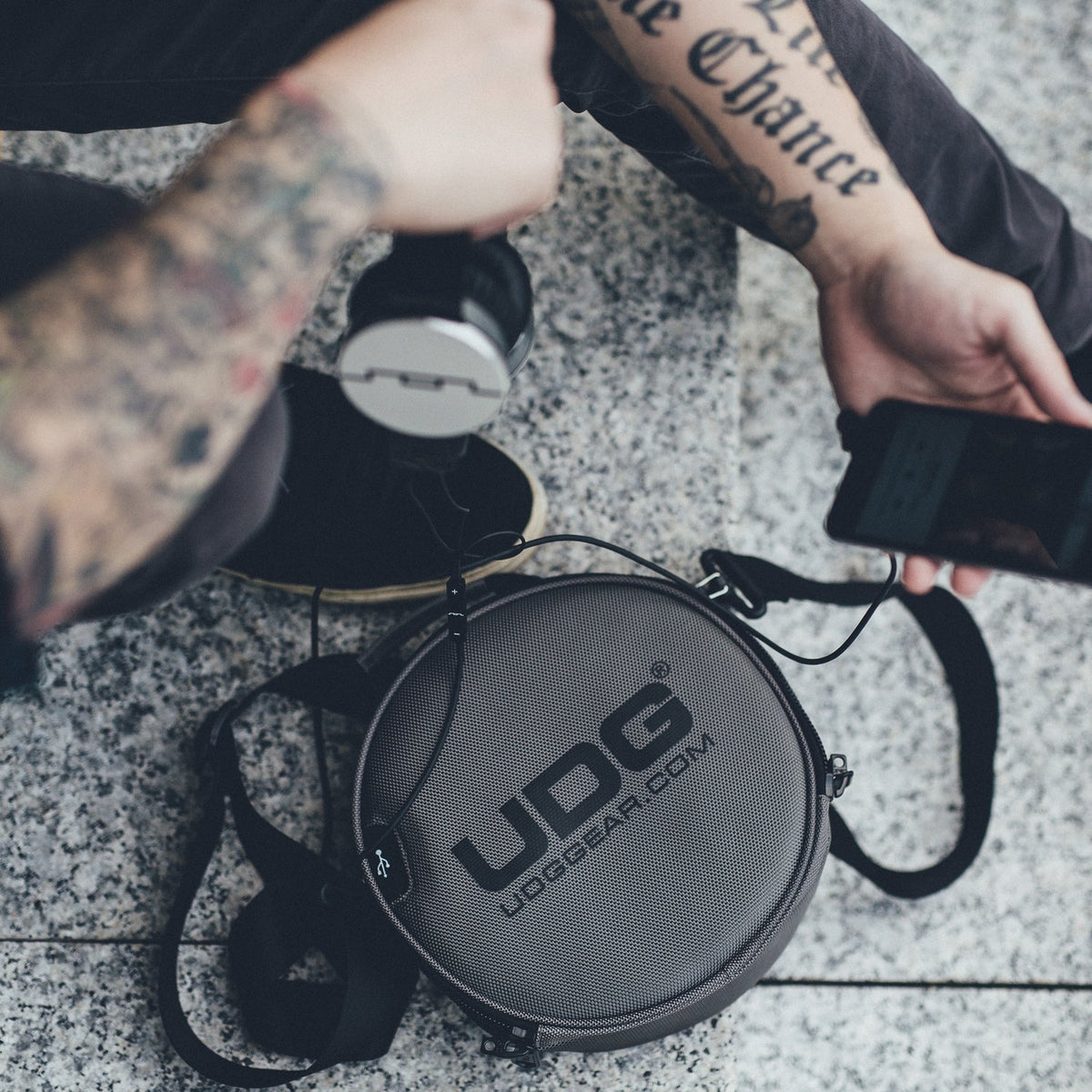 U9950 ヘッドフォンバッグ チャコール 着用イメージ